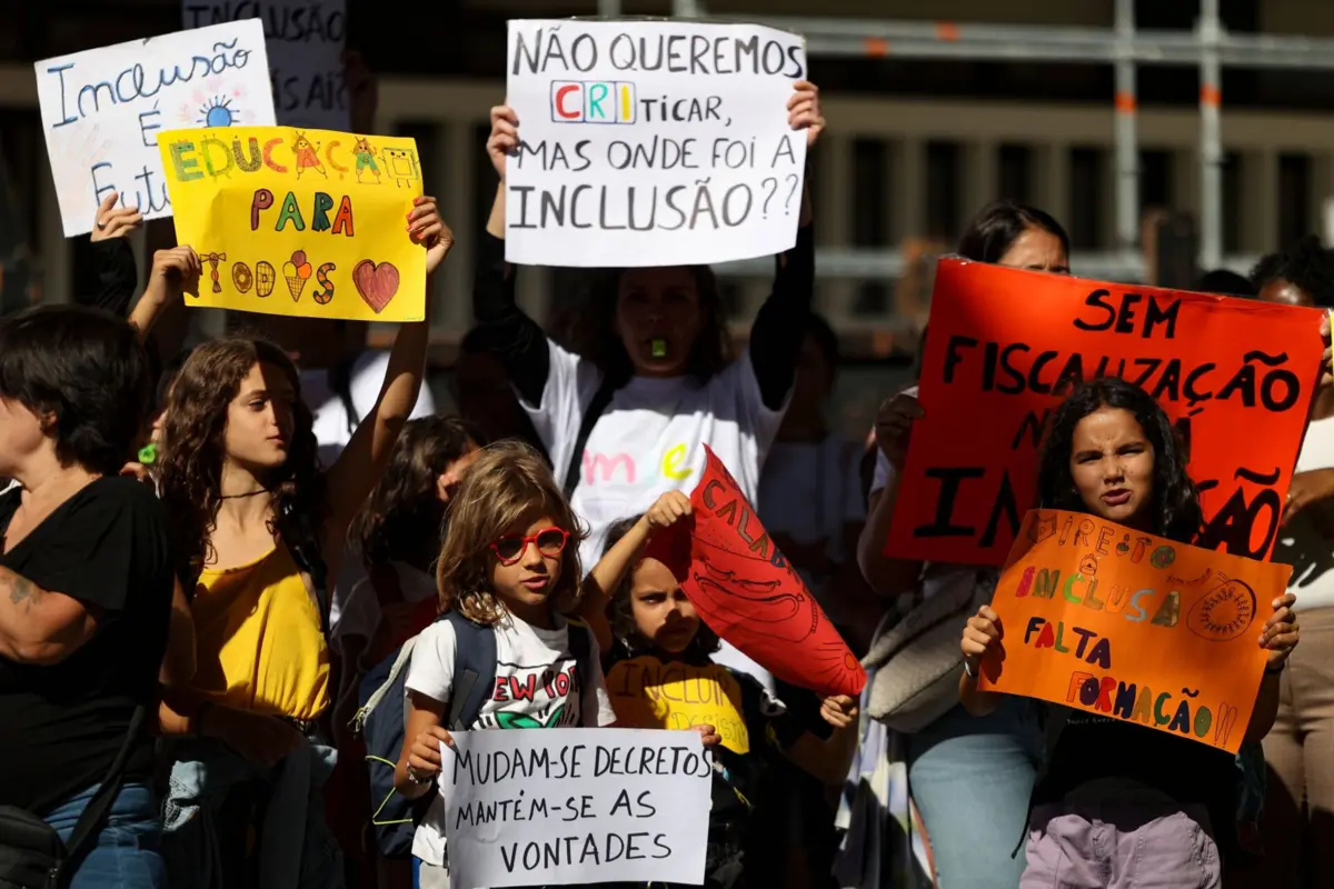 Imagem de contexto do artigo Famílias com filhos com deficiência acusam Ministério da Educação de "não fazer nada"