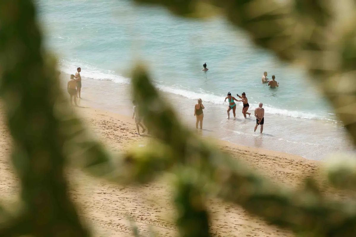 As contraordenações para uso de biquíni ou fato de banho fora de zonas autorizadas vão dos 300 e aos 1500 euros