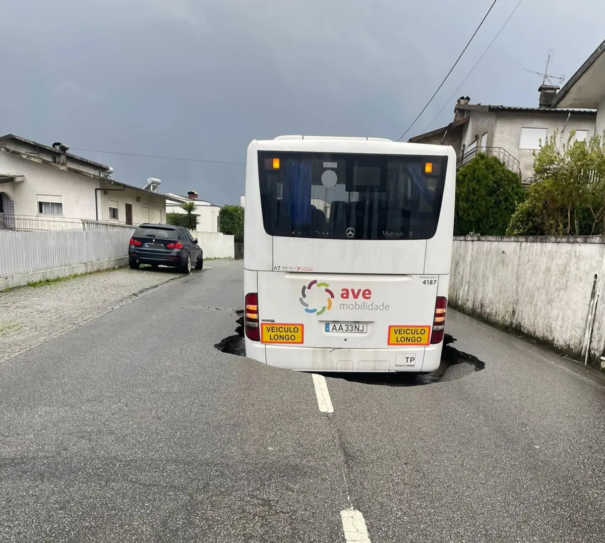 O rebentamento de uma conduta de abastecimento de água terá levado ao aluimento da via