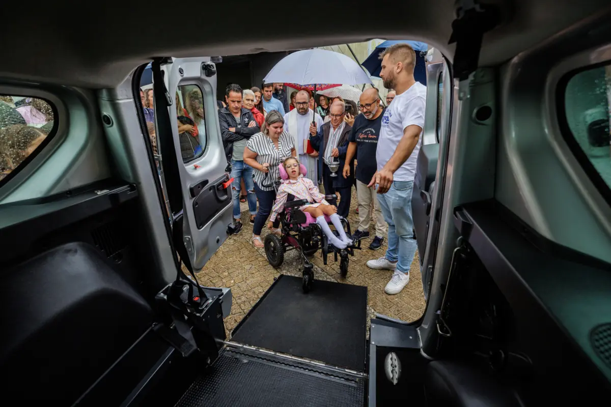 Entrega de carrinha adaptada a menina de Tabuadelo