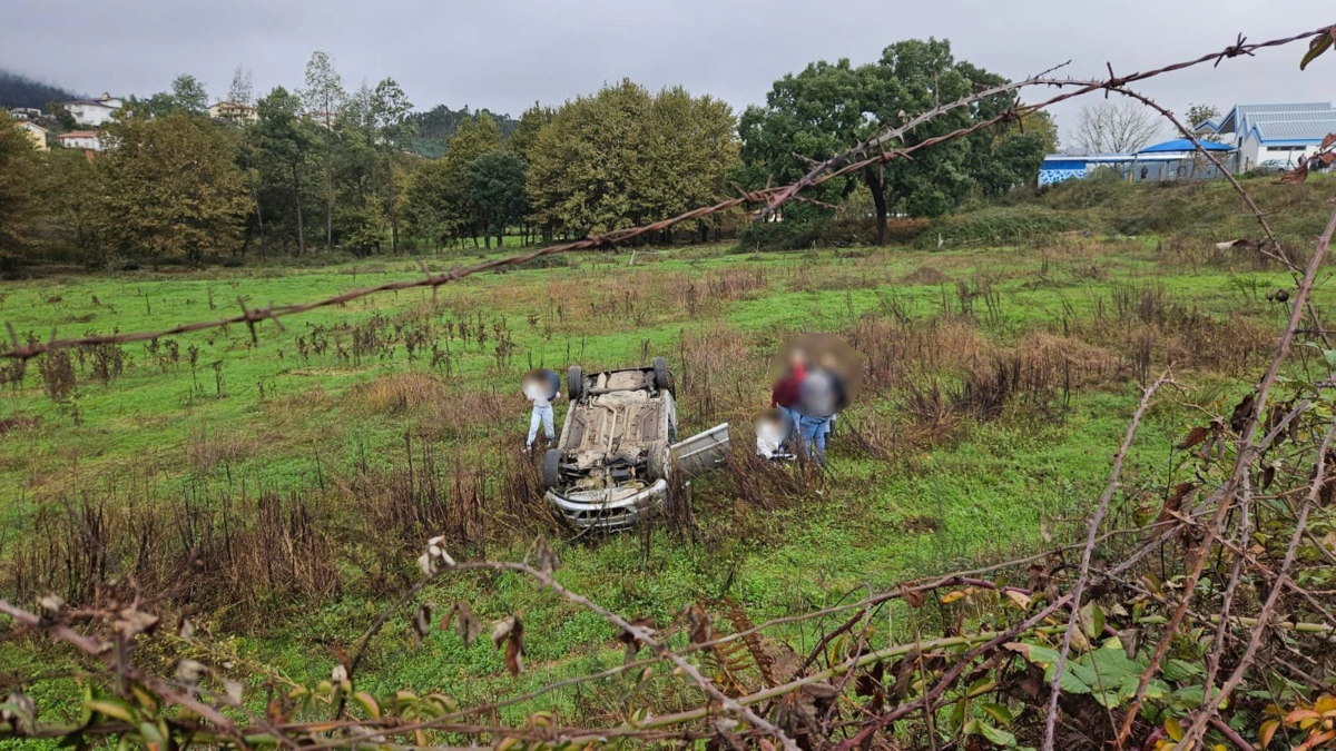 Veículo ficou imobilizado num campo
