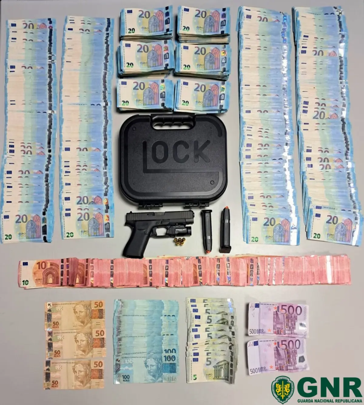 Militares da GNR detiveram homem com uma arma de guerra e mais de 41 mil euros
