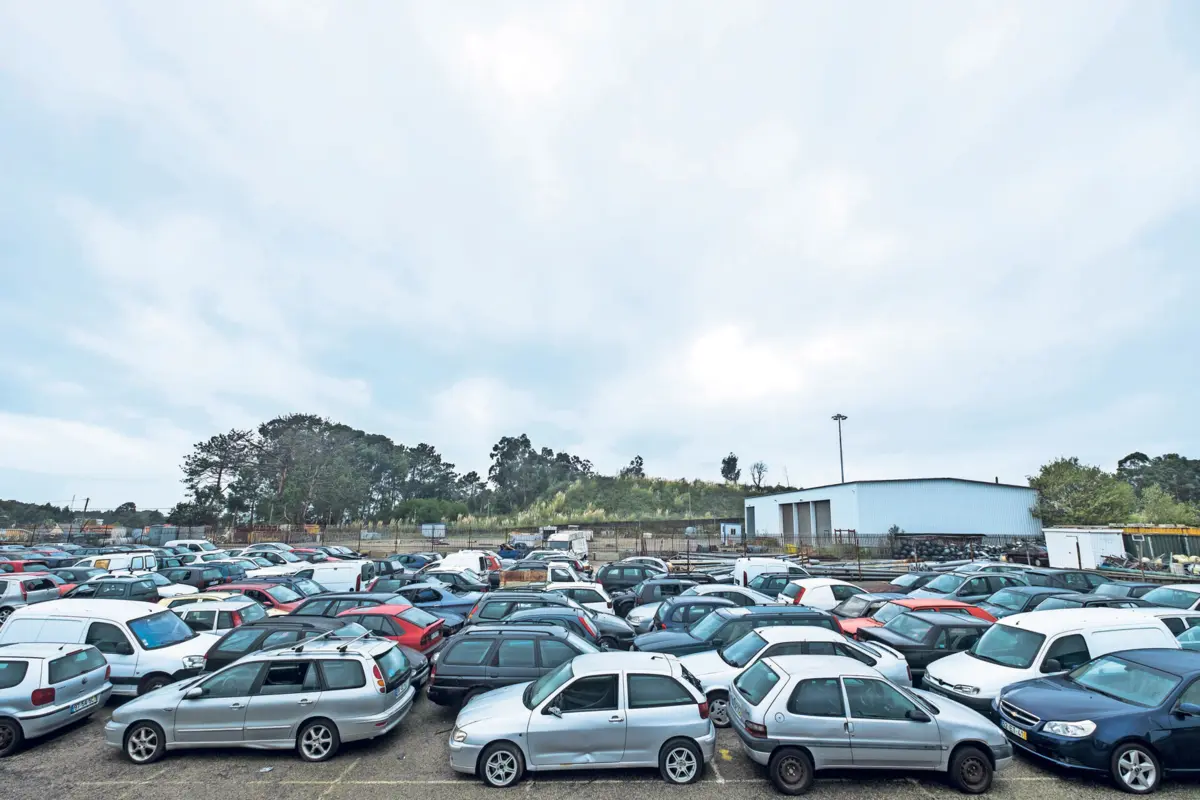 Milhares de automóveis abandonados, todos os anos, na via pública