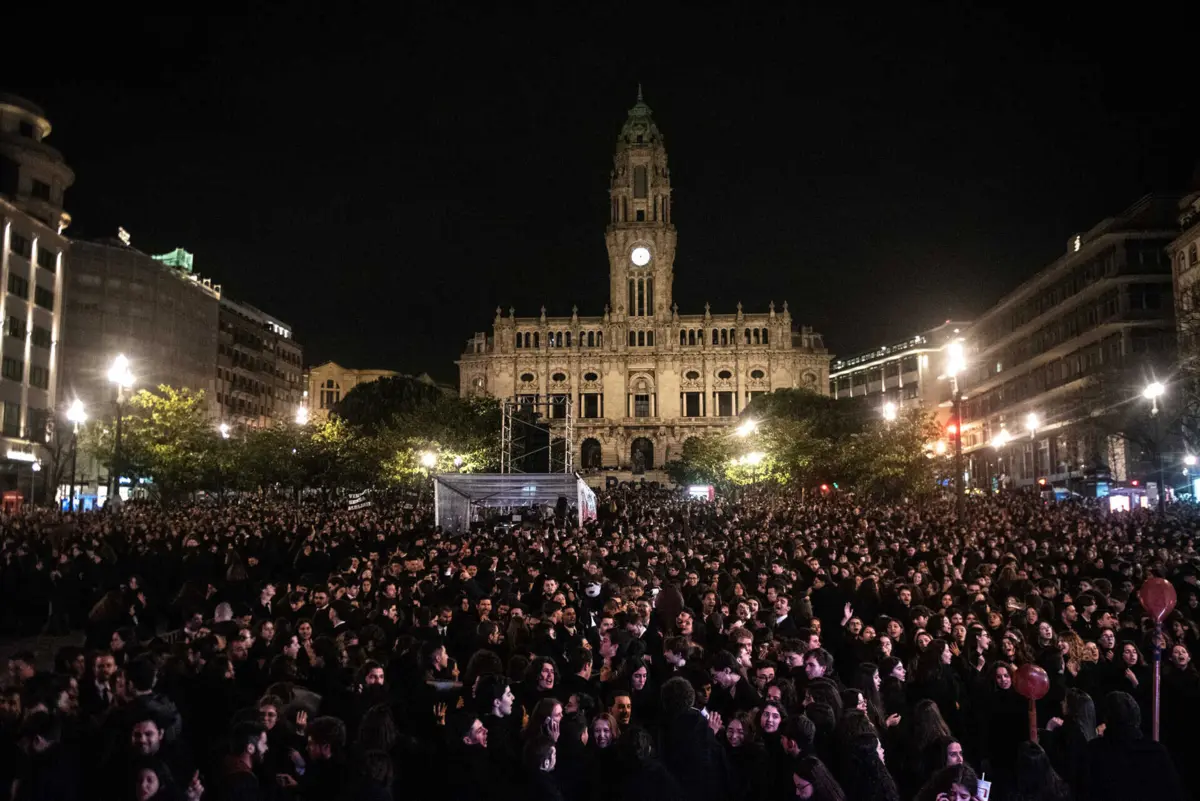 Estudantes trajam-se para participar na Monumental Serenata