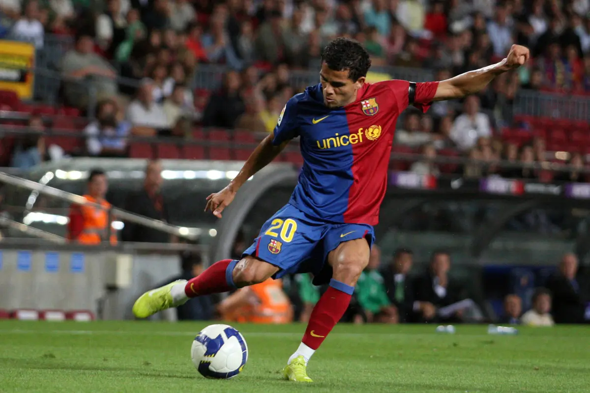 Dani Alves jogou durante nove épocas no Barcelona