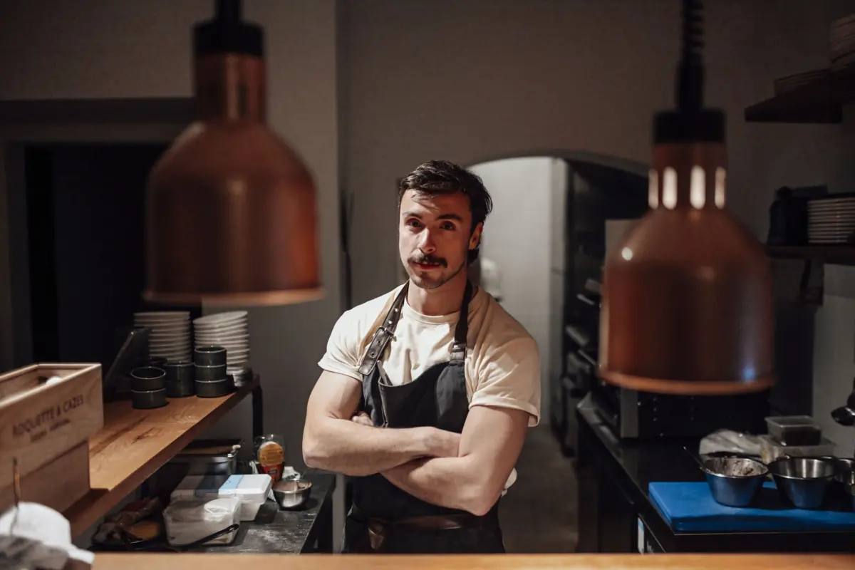 O chef António Xavier lidera uma cozinha de idades jovens, com ganas de fazer diferente.