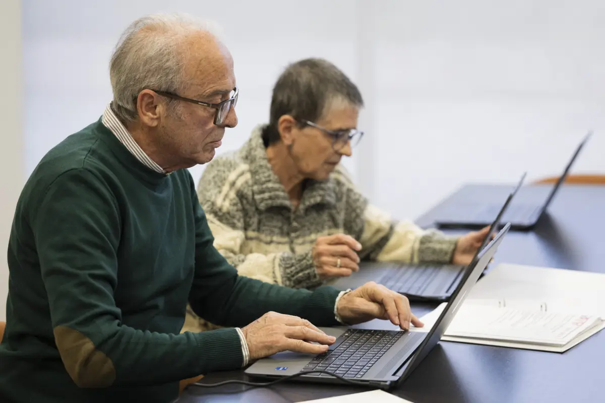 José António Coelho e Gabriela Moreira são dois dos alunos que estudam informática e literacia financeira