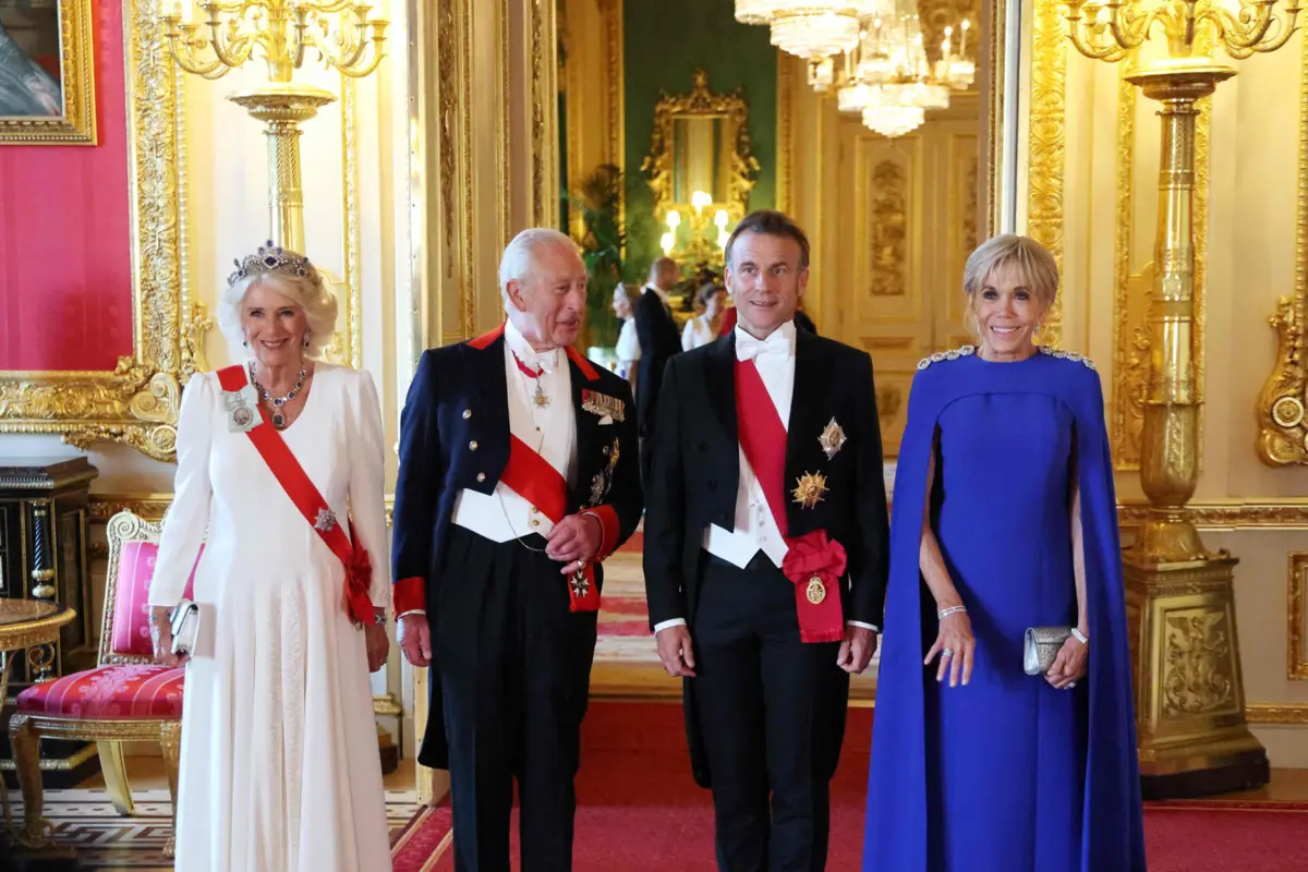 Os reis de Inglaterra, Carlos III e Camila, com o presidente e a primeira-dama de França, Emmanuel e Brigitte Macron