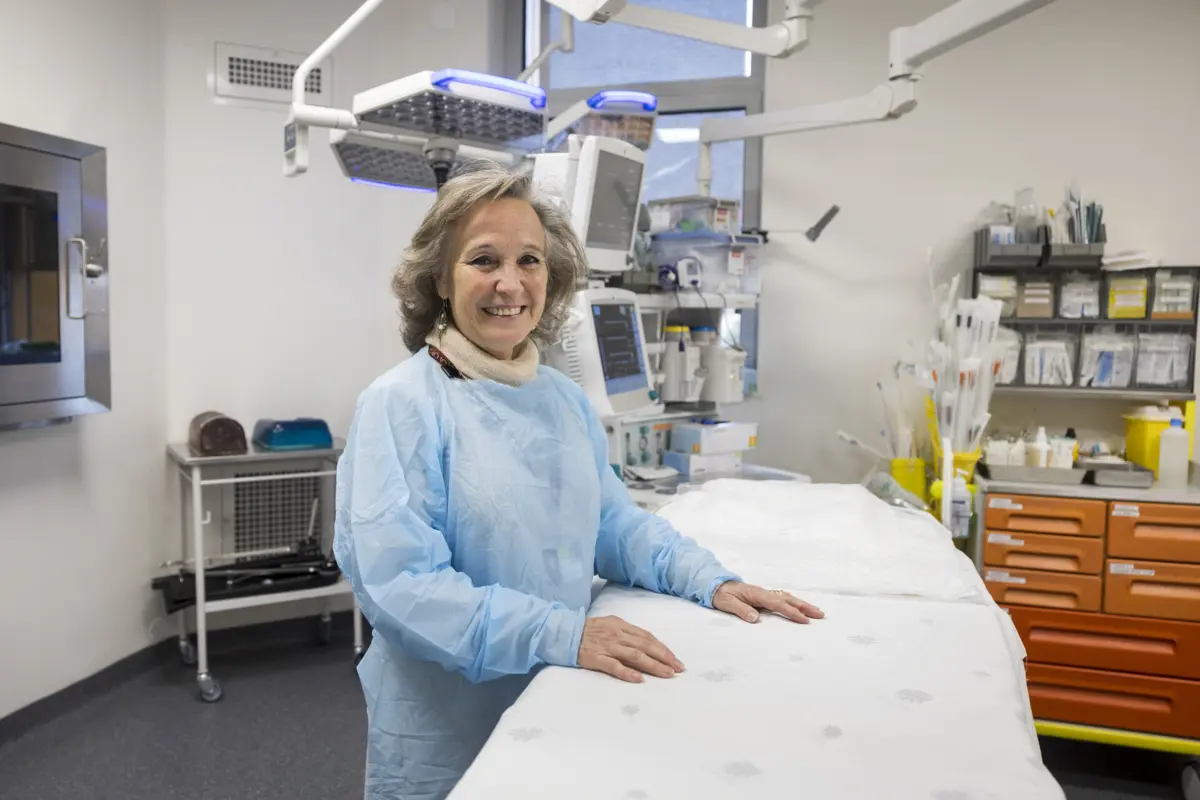 Com 70 anos, Fernanda Barros continua a trabalhar no Hospital de São João, no Porto