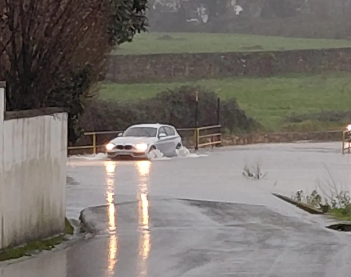 A estrada está cortada devido às cheias