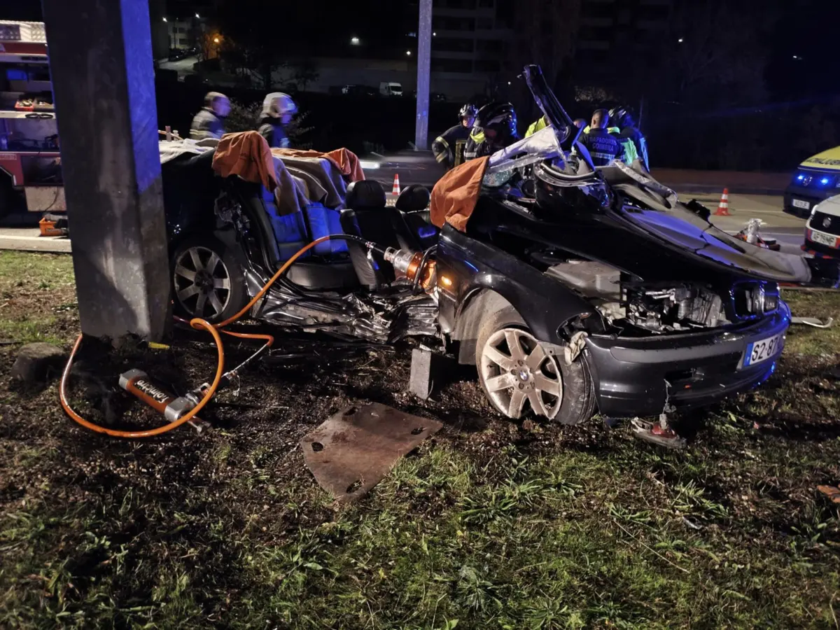 A passageira teve de ser desencarcerada do automóvel pelos bombeiros
