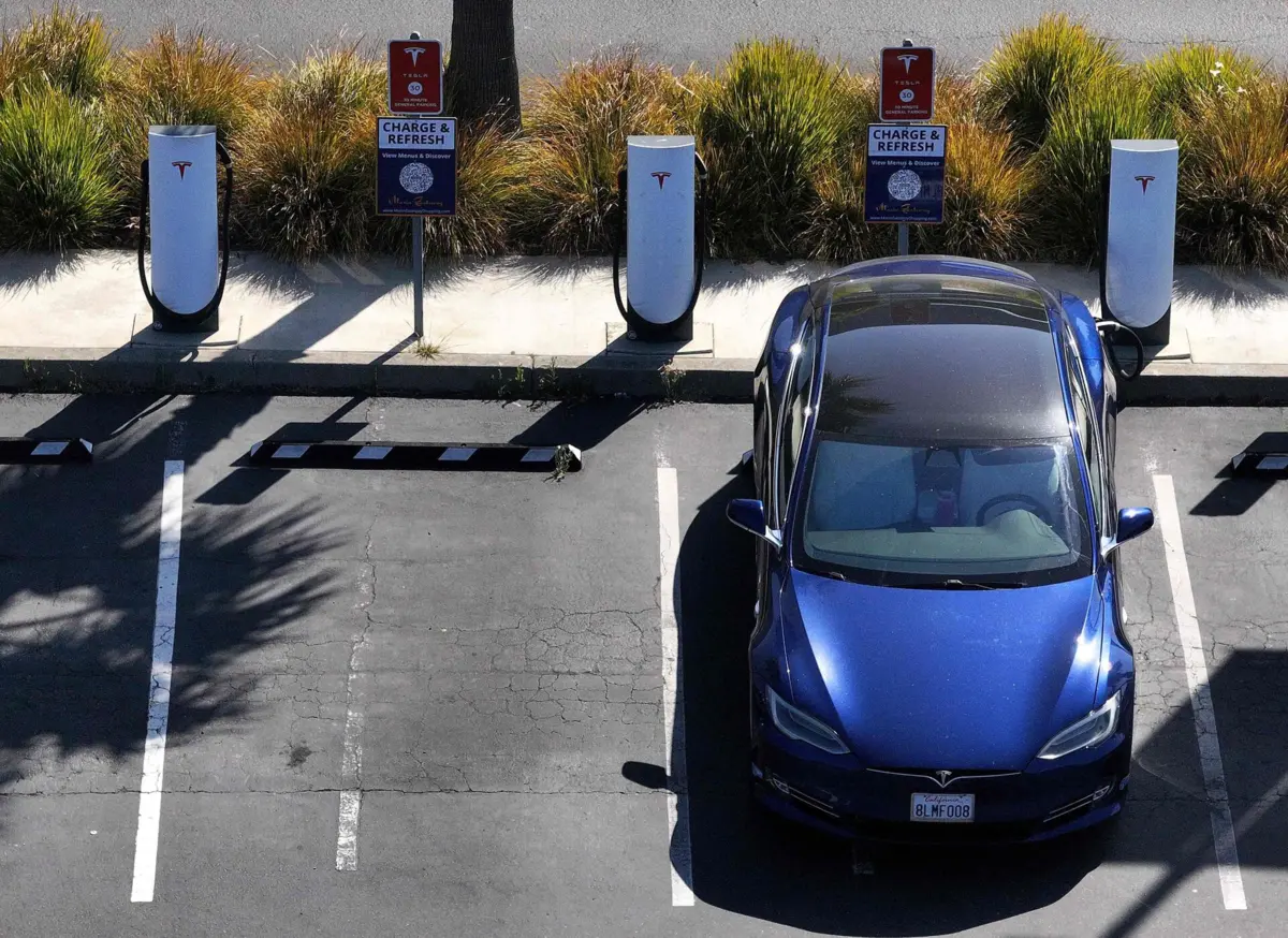 As vendas de veículos elétricos na Europa estão a aumentar, com um crescimento de 20% em fevereiro em comparação com o mesmo mês de 2024