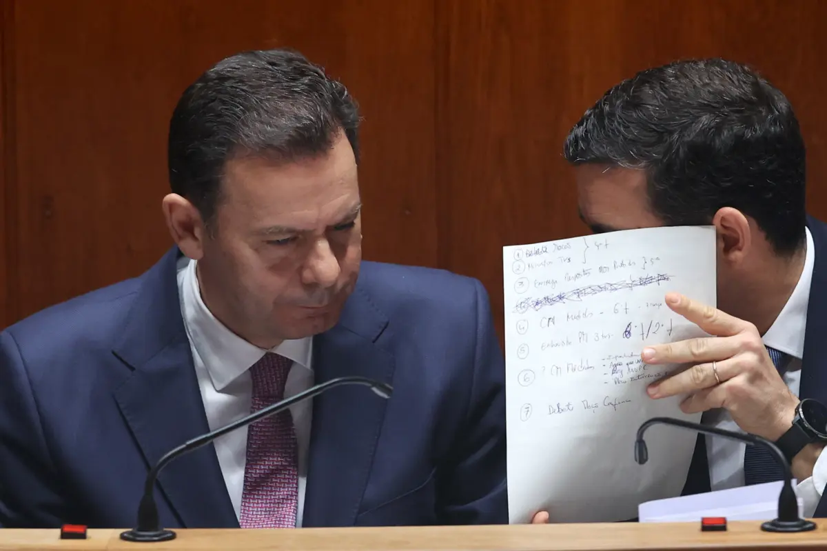 O episódio insólito foi captado na quinta-feira, durante do debate da moção de censura, no Parlamento