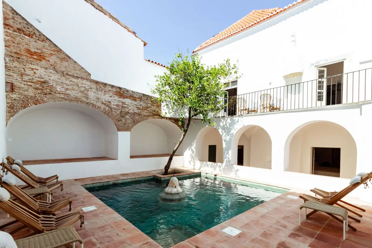 Imagem de contexto do artigo No Alentejo, tudo de novo: de um palacete em Moura à alta cozinha do Convento do Espinheiro