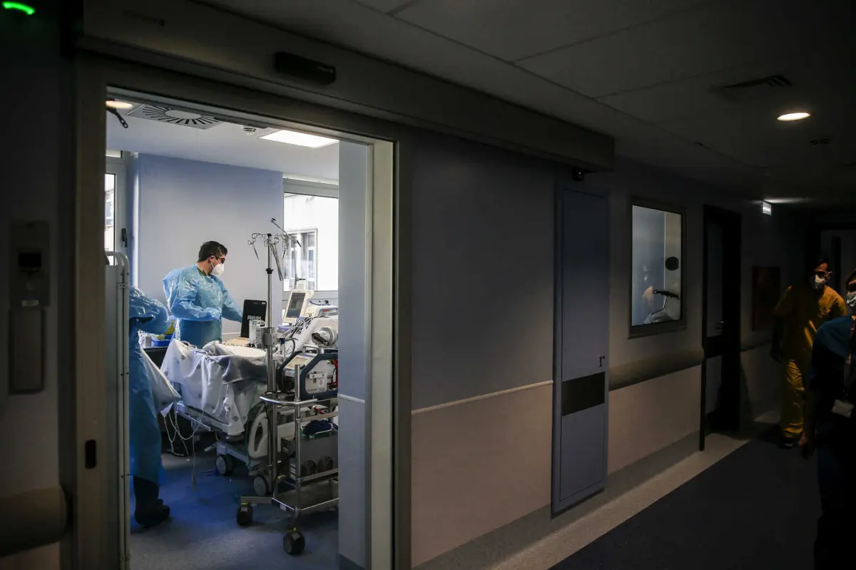 O paciente foi internado nos Cuidados Intensivos e faleceu um mês e meio depois