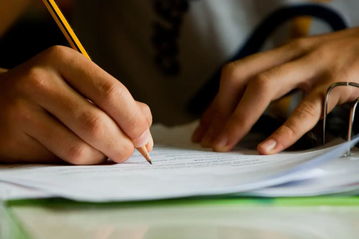 Abuso sexual aconteceu quando a criança realizava um teste escrito, sozinha na sala de aulas com o arguido