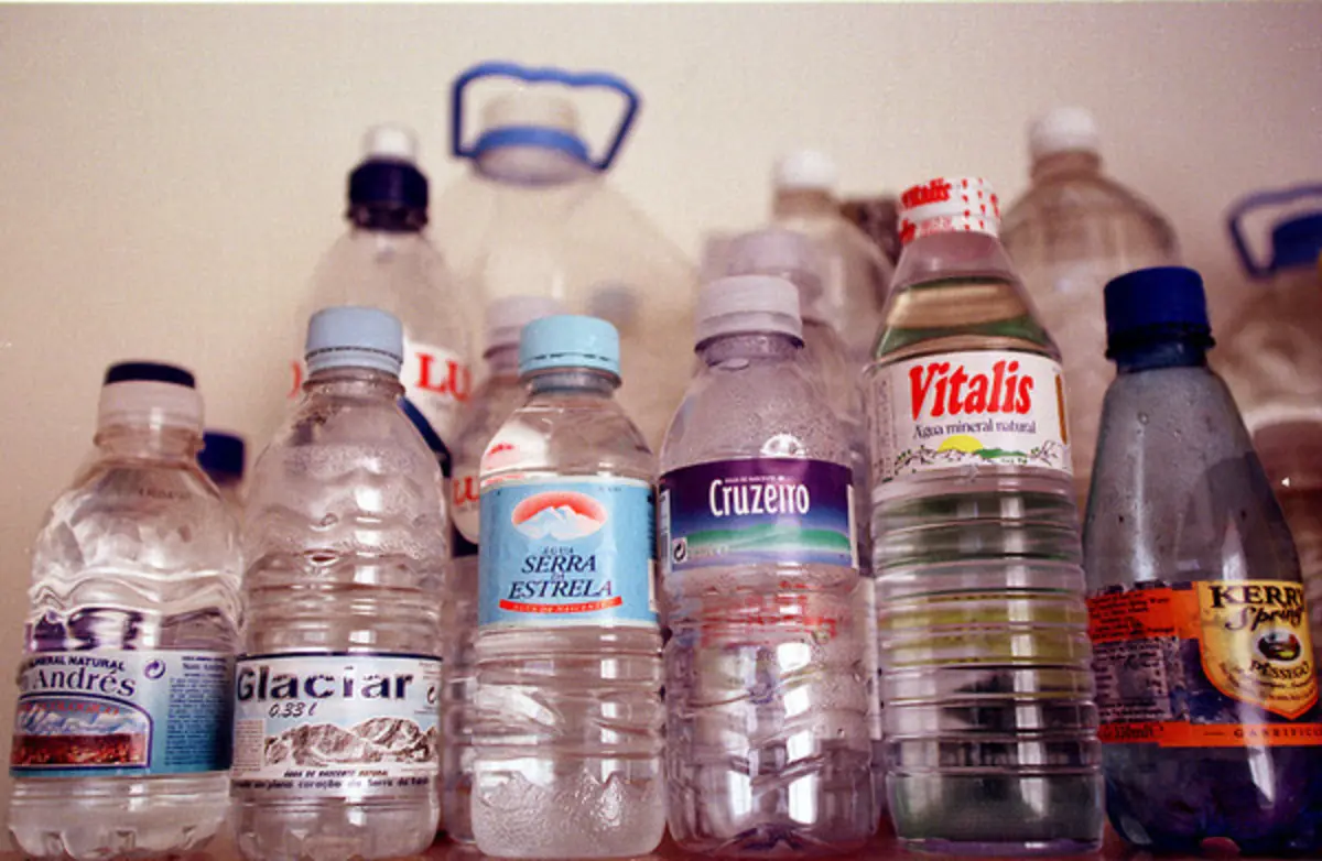 Imagem de contexto do artigo Água das garrafas de plástico tem até 100 vezes mais partículas do que estimado