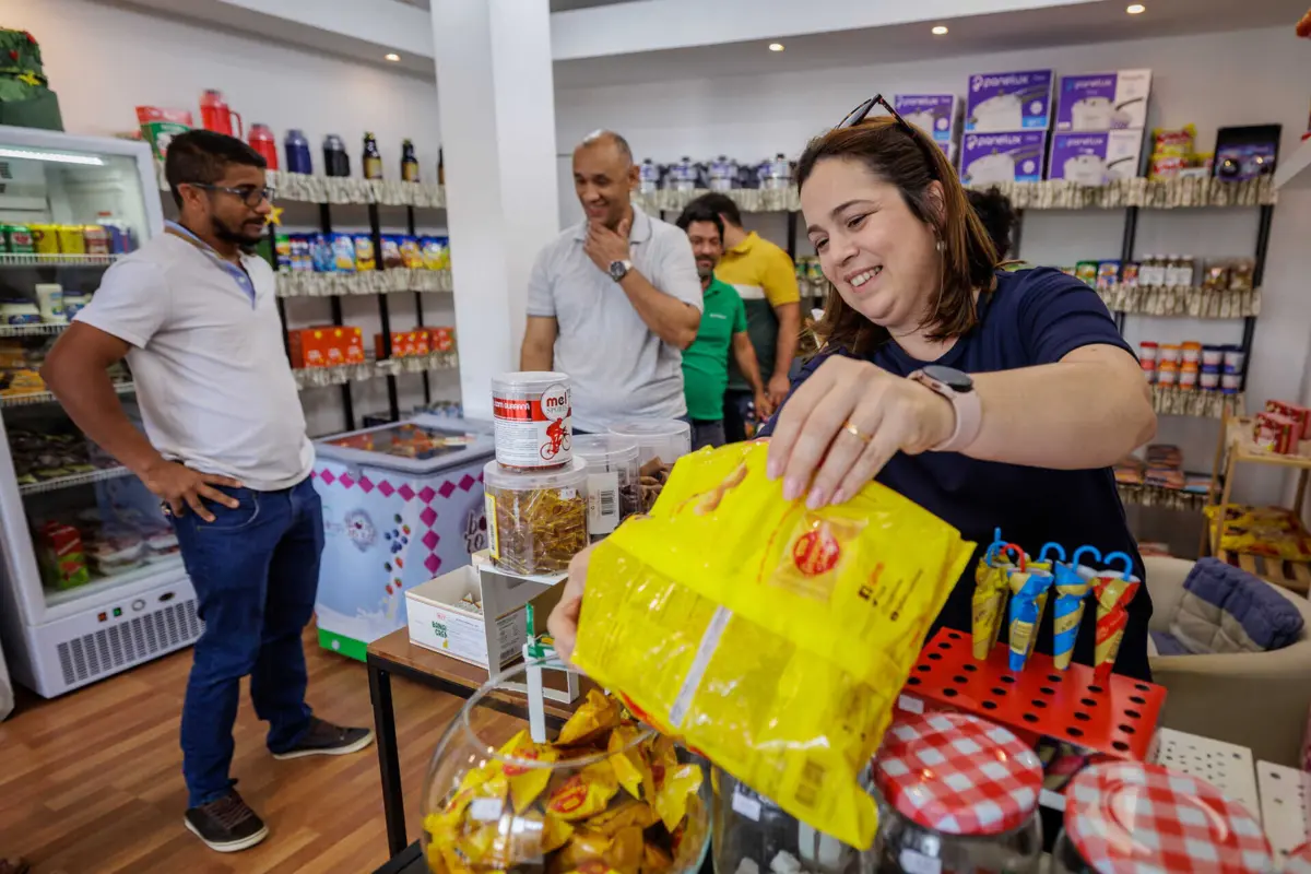 Susana Castro na sua loja "Mercado sabe a Brasil", em Guimarães, que fundou em 2020 com o marido
