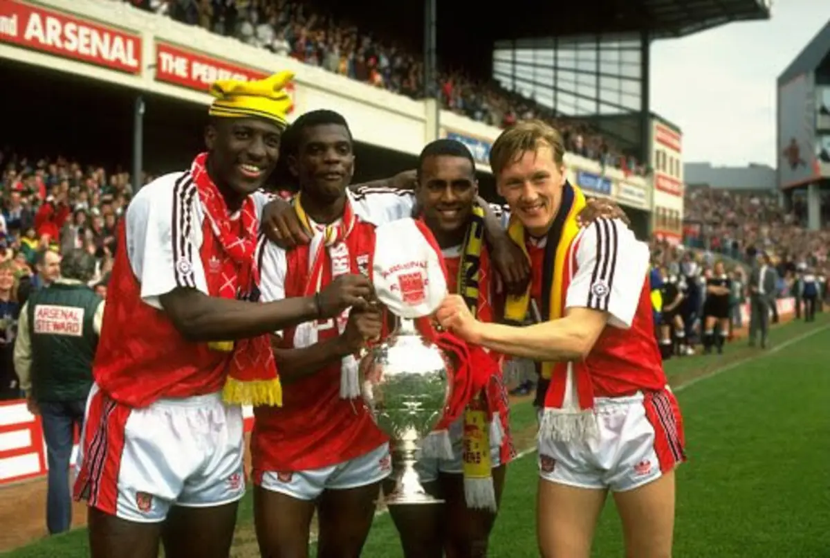 Kevin Campbell nos festejos de um troféu ao serviço do Arsenal