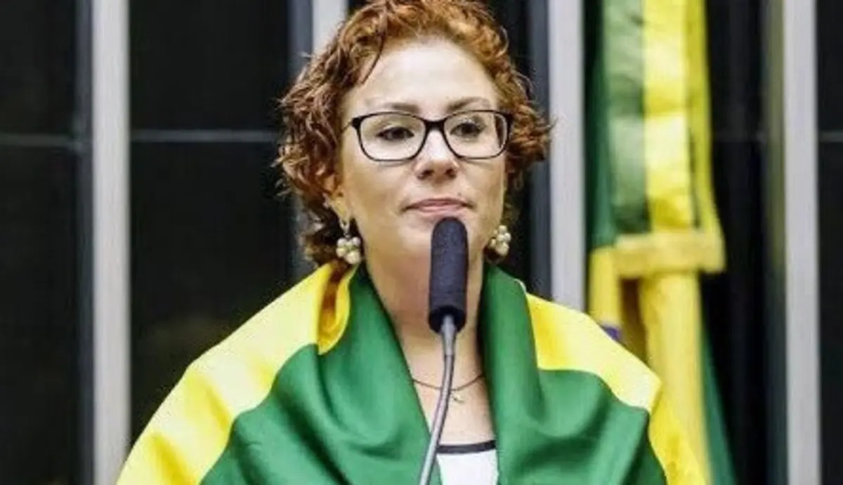 A deputada brasileira Carla Zambelli, uma das apoiantes mais radicais do ex-presidente Jair Bolsonaro