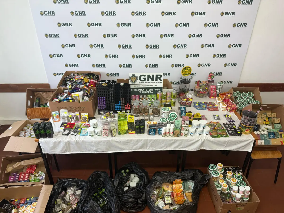 GNR anunciou a detenção de três homens e duas mulheres