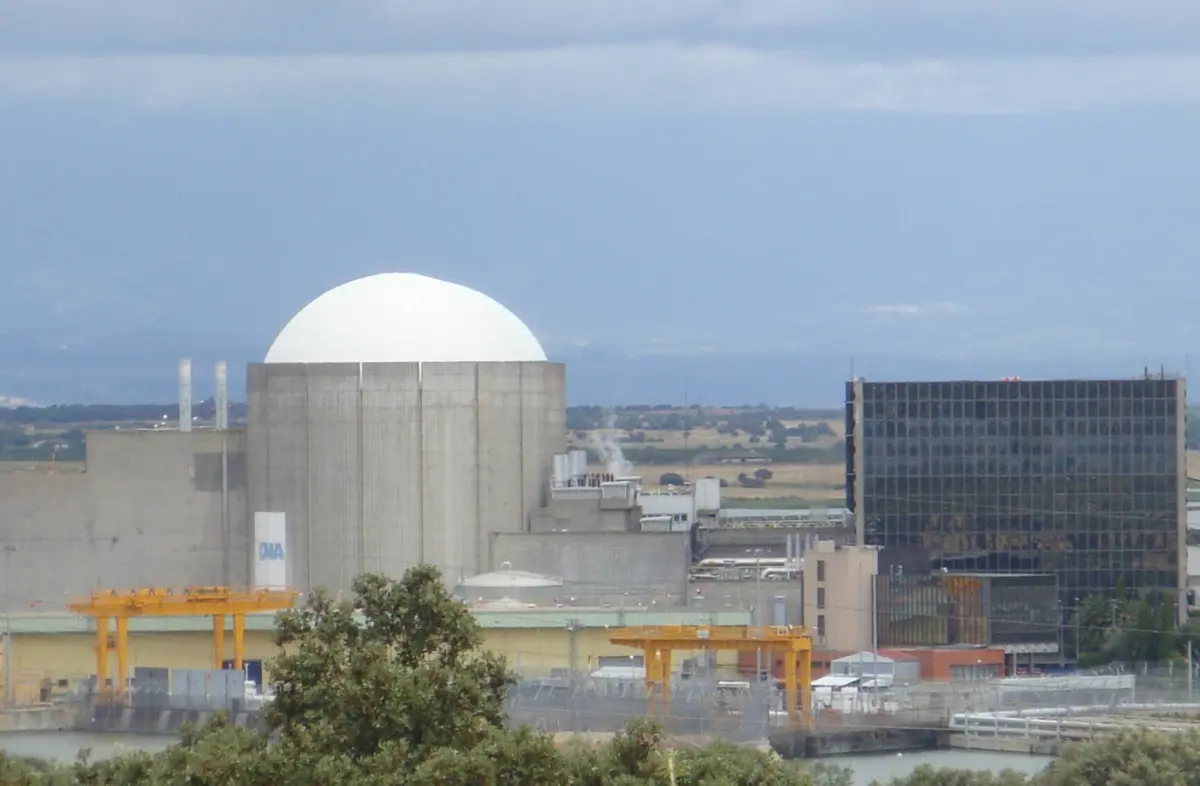 A central está implantada numa zona de risco sísmico e apenas a 110 quilómetros em linha reta da fronteira portuguesa