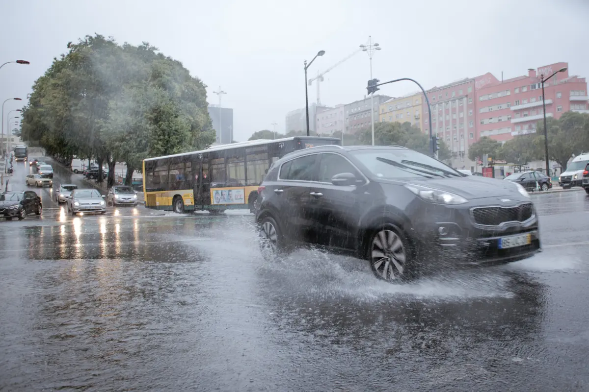 Agravamento do tempo previsto para o período entre as 11 e as 16 horas