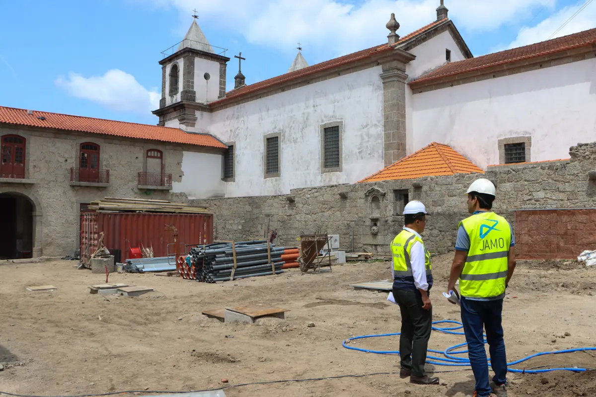 Obras em curso no Mosteiro de Vilela