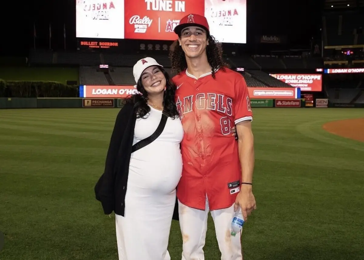 Vanessa Hudgens está noiva do jogador de basebol Cole Tucker