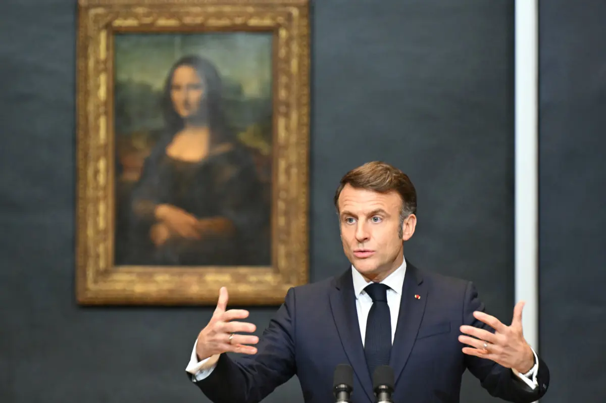 Emmanuel Macron ao lado do quadro "Mona Lisa"