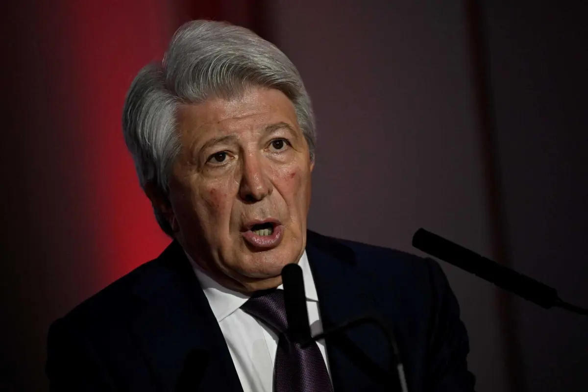 Enrique Cerezo em conferência de imprensa.