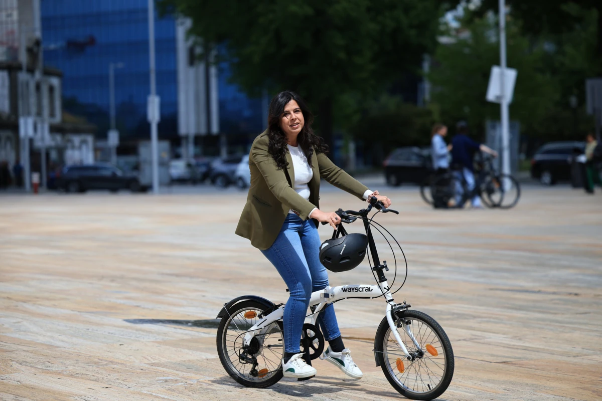 Inês Sousa Real andou de bicicleta perto da Casa da Música, no Porto