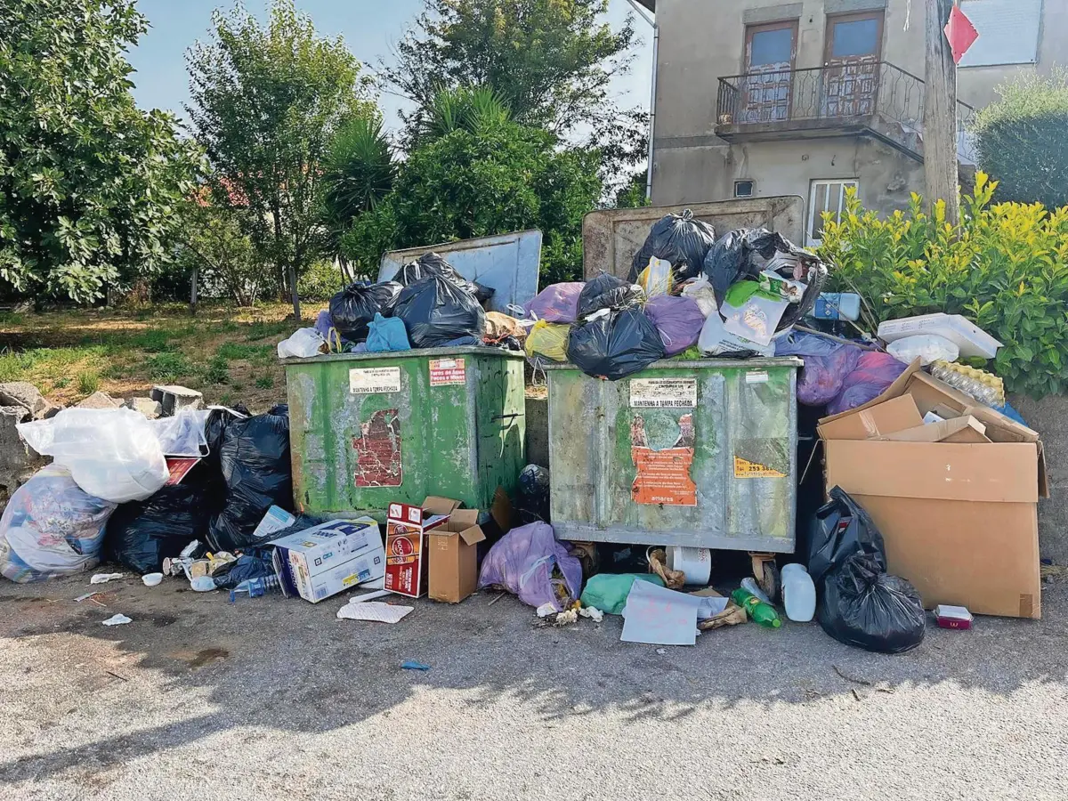 Lixo acumulado na Rua Nova do Sertão, em Ferreiros, desagrada à população