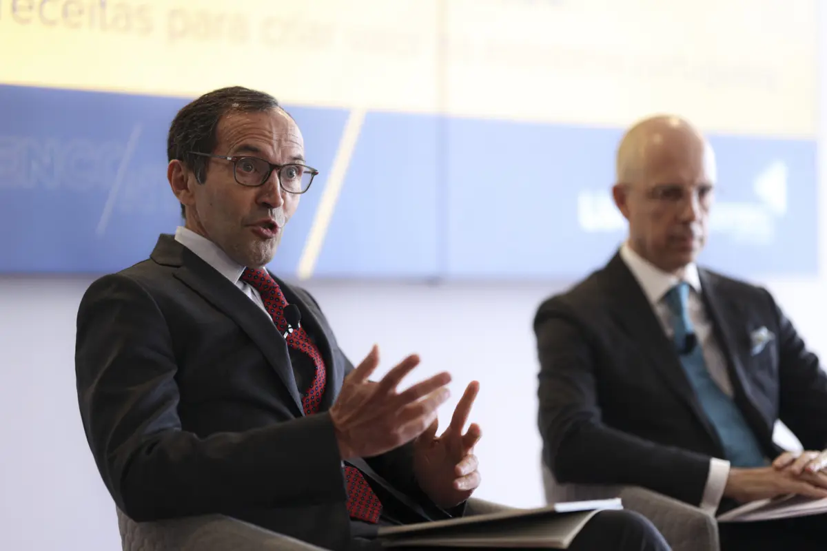 O presidente do Conselho de Administração da Lusa, Joaquim Carreira (à esquerda)