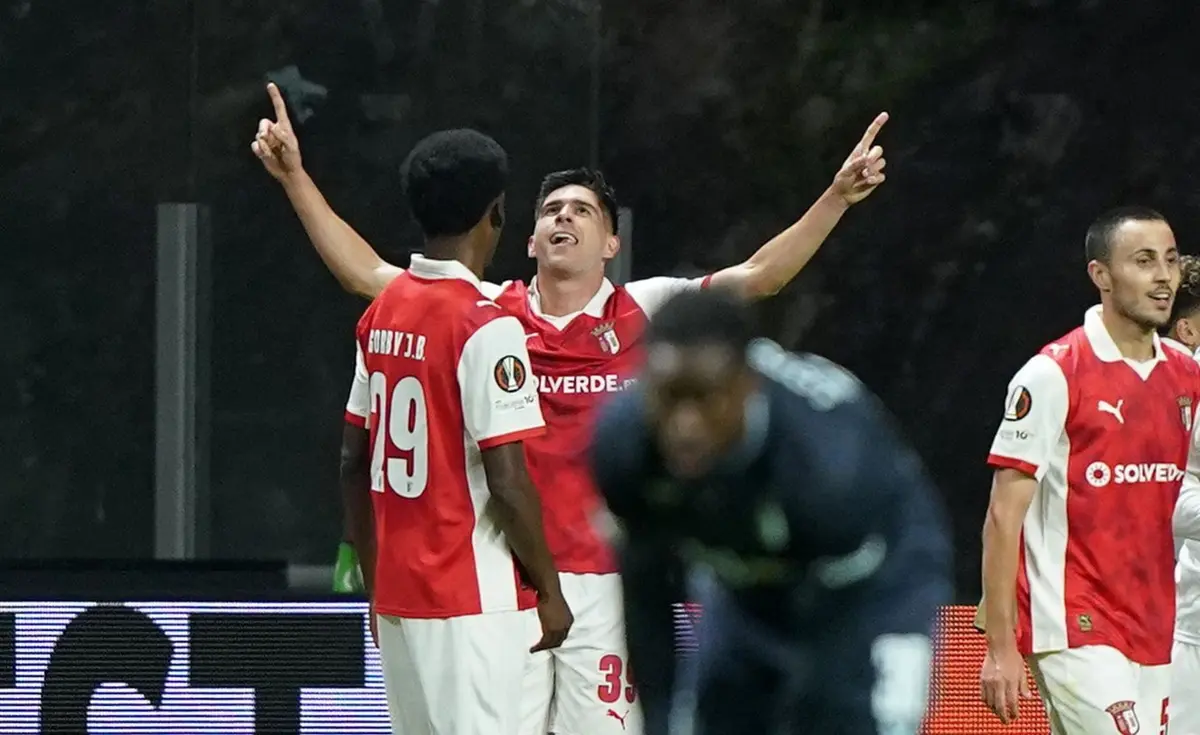 Navarro festeja o golo