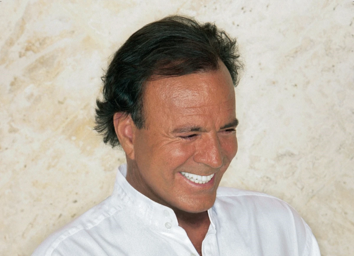 Imagem de contexto do artigo Cantor Julio Iglesias retido em aeroporto por transportar 42 quilos de comida
