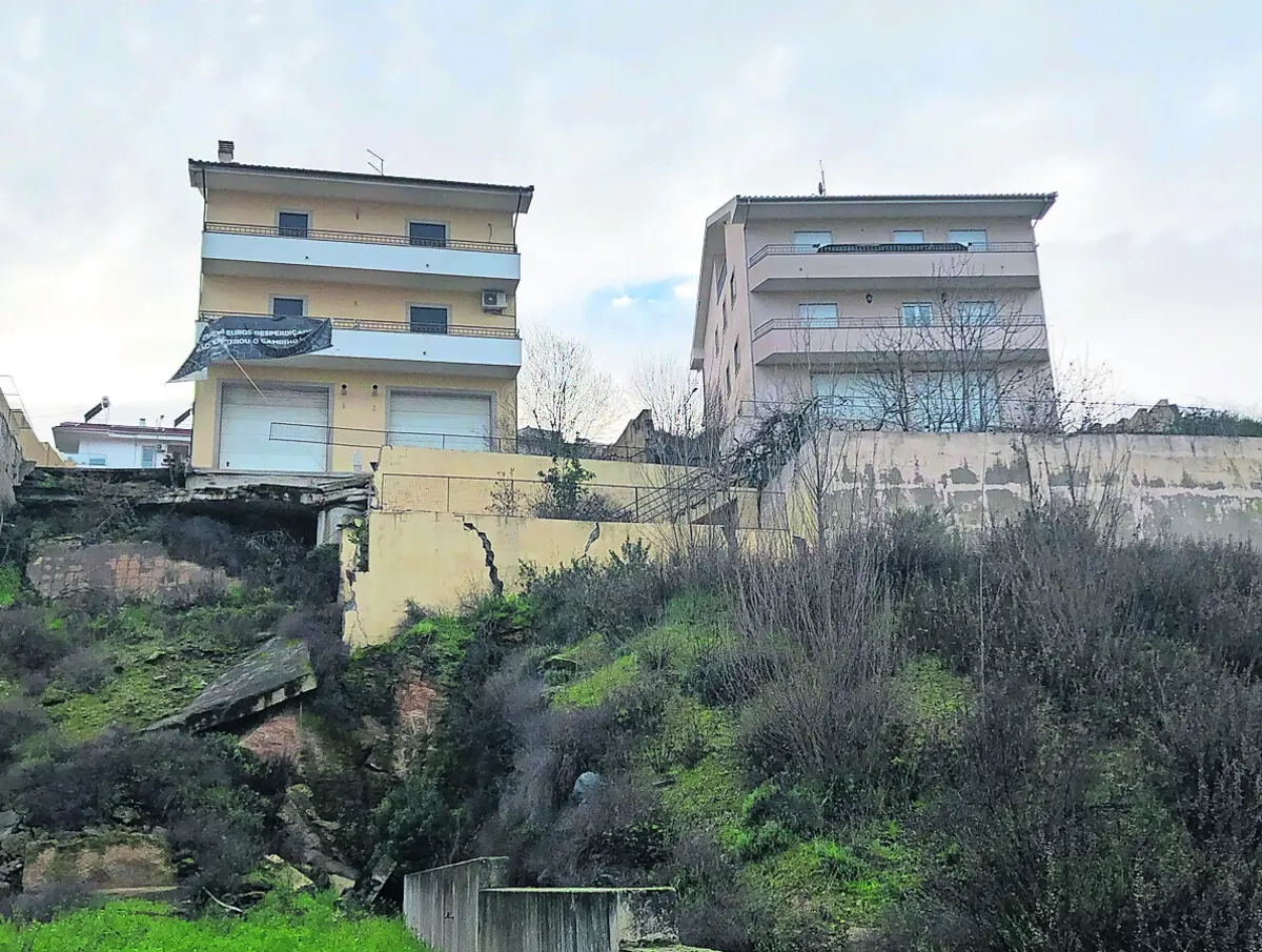 Deslizamento de terras ocorreu a 4 de janeiro de 2014, deixando as habitações em claro risco