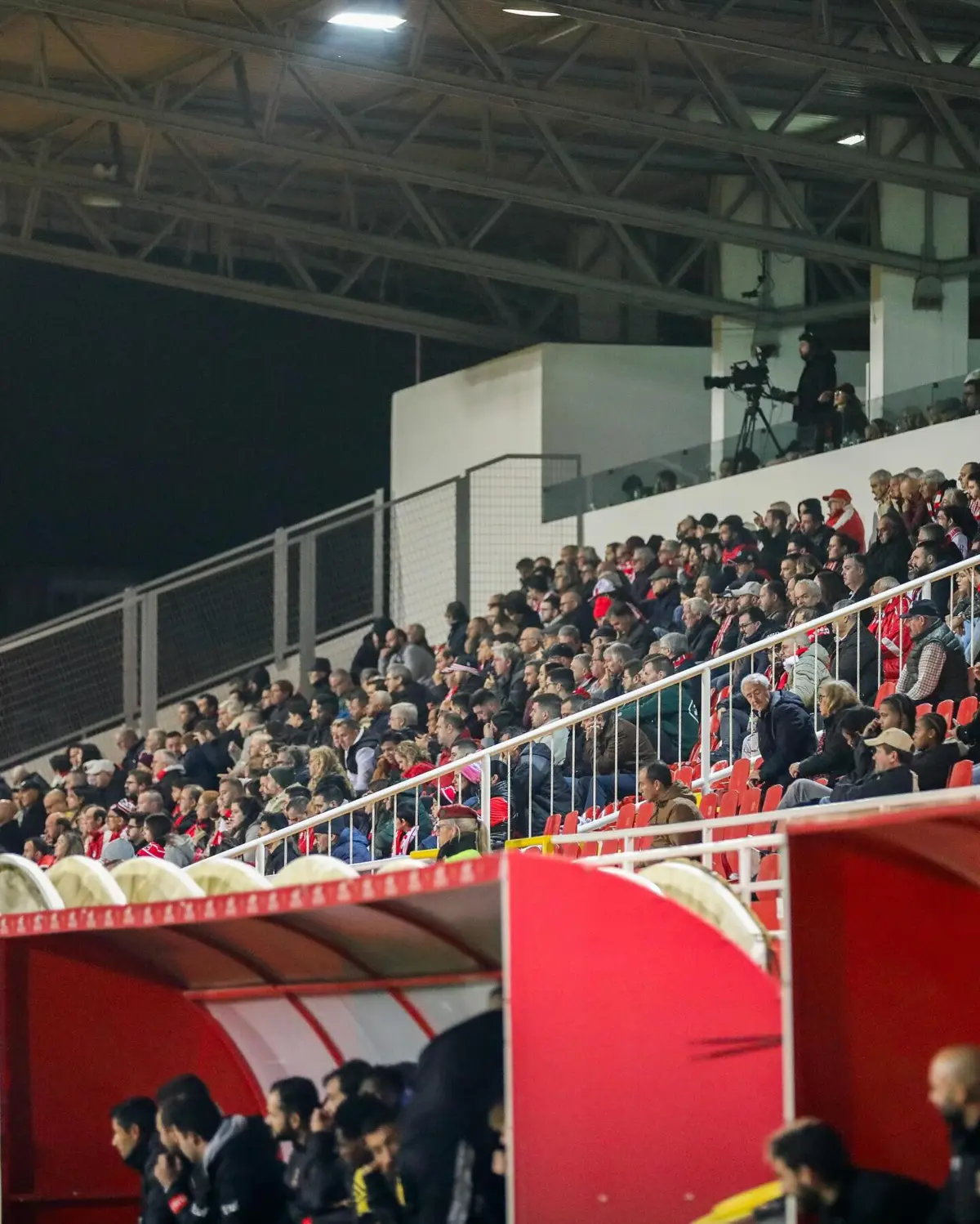 Leixões abriu as portas e o público correspondeu em bom número no Estádio do Mar, no último jogo da temporada