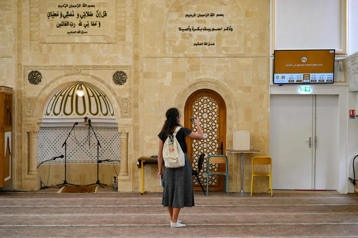 Imagem de contexto do artigo Conversar mais e julgar menos. Como se promove a tolerância em sociedades polarizadas?