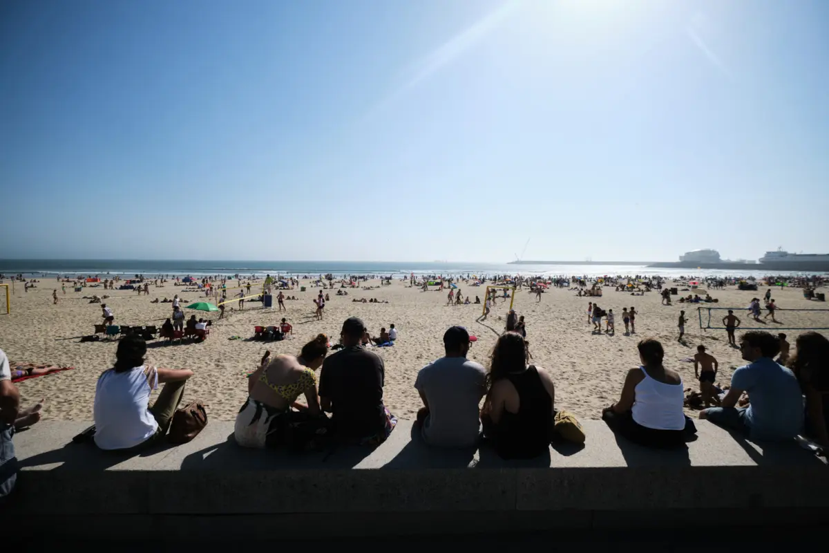 DGS lembra que se deve evitar a exposição direta ao sol entre as 11 e as 17 horas