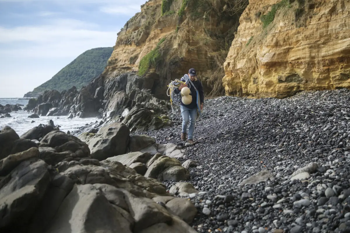 Destroços de centenas de casas foram depositados na Baía das Águas