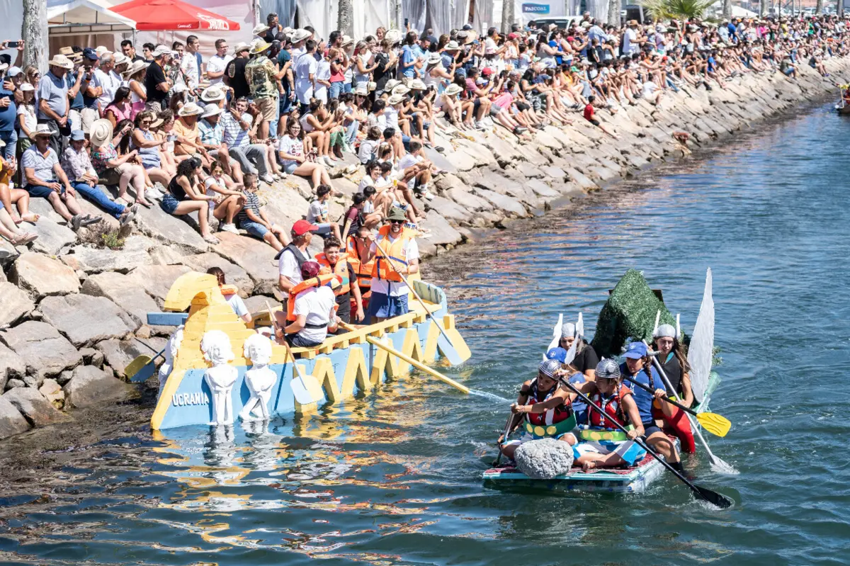 Milhares de pessoas assistiram na margem ao desfile das embarcações originais