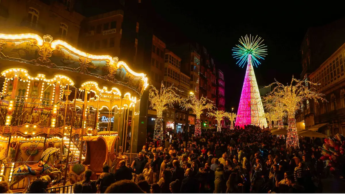 Árvore de Natal com 45 metros de altura volta à Porta do Sol, em Vigo