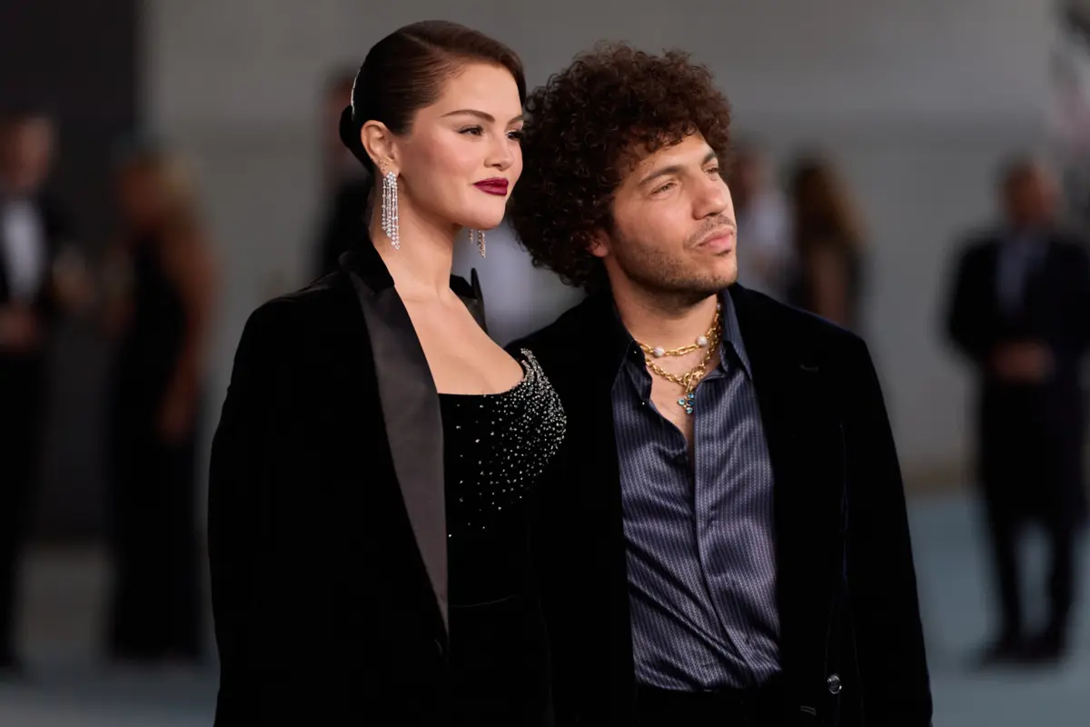 Selena Gomez e Benny Blanco fizeram a primeira aparição público depois do casamento este sábado, em Los Angeles