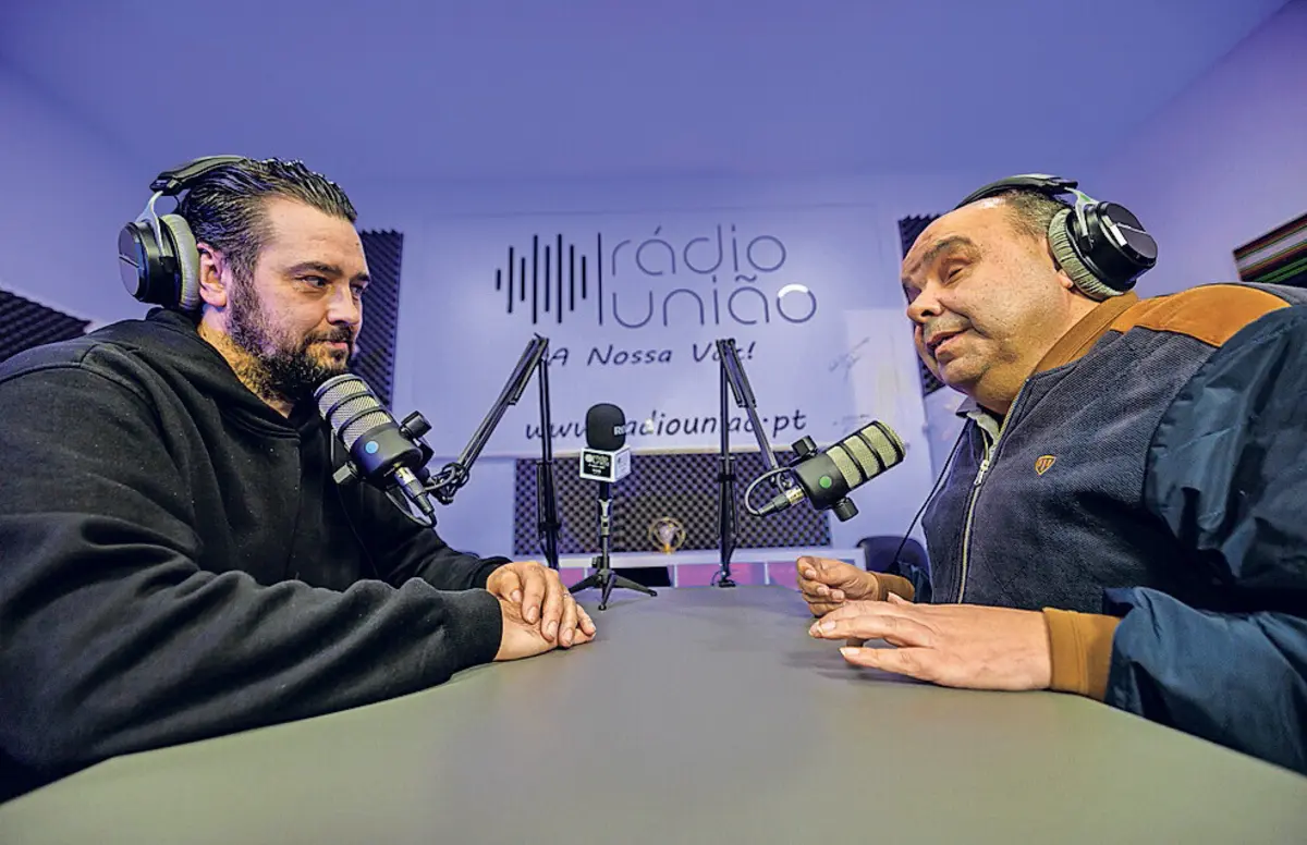 Victor Esteves com Domingos Silva no estúdio da Rádio União - A Nossa Voz