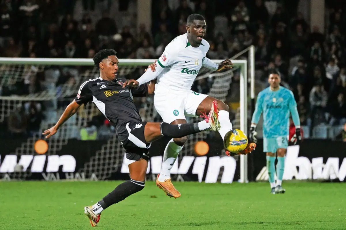 Diomande saiu lesionado frente ao Casa Pia