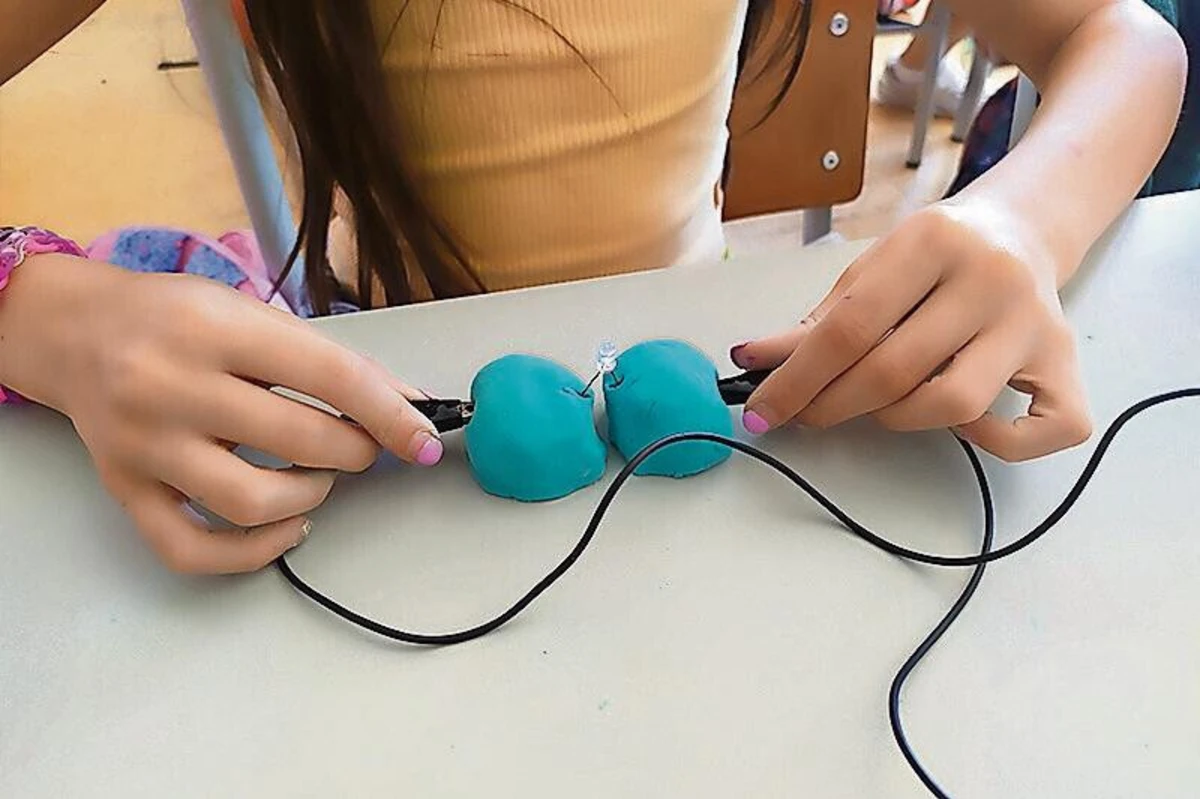 Imagem de contexto do artigo Plasticina, carros com elásticos e robôs em oficinas para famílias e amigos