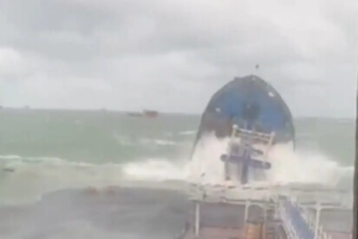 Dois petroleiros afundaram durante uma tempestade