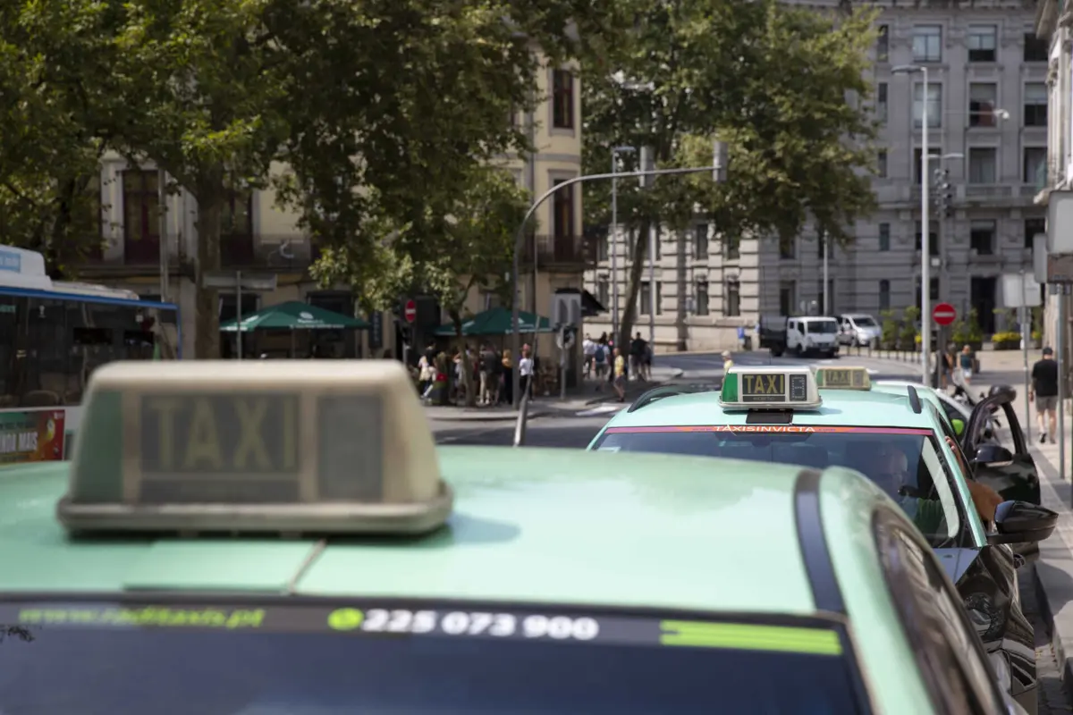 Serviço será assegurado por táxis do Porto