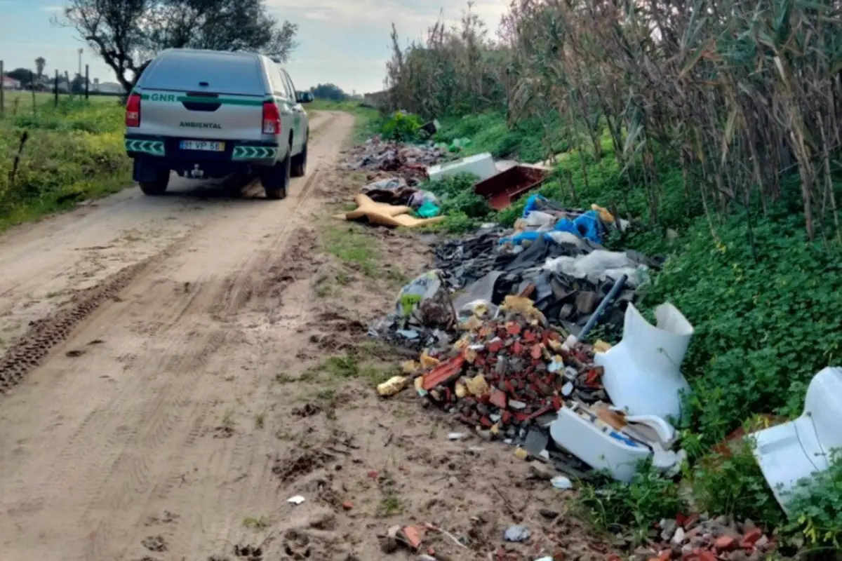 Resíduos depositados em caminhos de terra e junto a zonas de mato